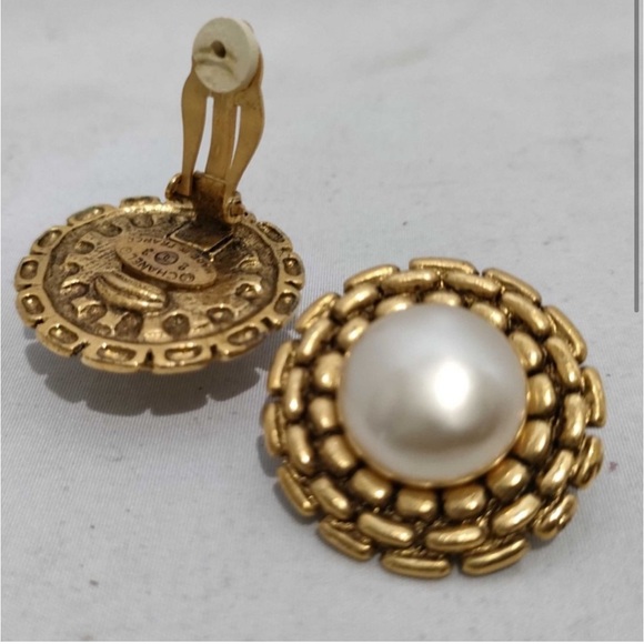 Chanel Gild Interweaved Gold and Pearl Earrings - Picture 3 of 9